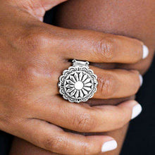 Load image into Gallery viewer, Daringly Daisy White Ring.

