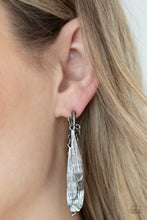 Load image into Gallery viewer, Paparazzi Pursuing The Plumes - Black Earrings
